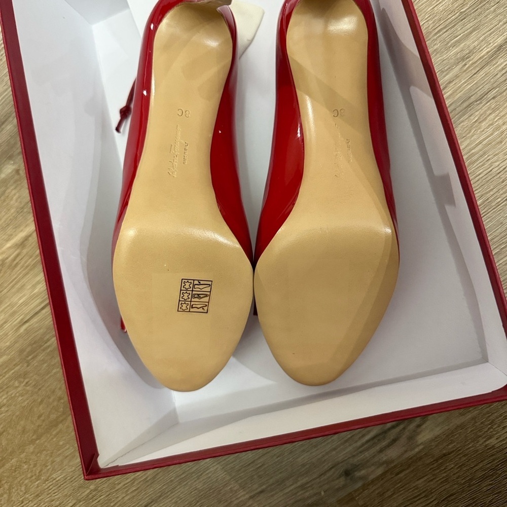Salvatore Ferragamo Glossy Red Heels with Bow - Picture 4 of 6